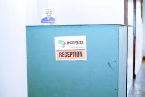 基加利INZOZI AFRICA HOUSE B&B-Kimihurura的蓝色储物柜,上面有标志