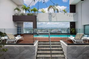 圣多明各Homewood Suites By Hilton Santo Domingo的从带游泳池的房屋阳台欣赏风景