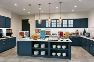霍舍姆Homewood Suites By Hilton Horsham Willow Grove的一间设有蓝色橱柜和柜台的大厨房