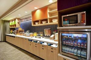 什里夫波特Home2 Suites By Hilton Shreveport的厨房设有微波炉的柜台