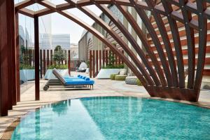 科威特Hilton Garden Inn Kuwait的露台旁带凉亭的游泳池