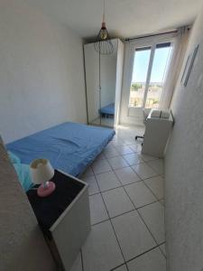 马里尼亚讷Appart 70m² plein sud的一间小卧室,配有床和窗户