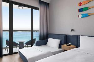 拉斯阿尔卡麦Hampton by Hilton Marjan Island的酒店客房设有两张床,享有海景。