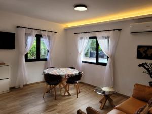 圣布里希达Casa con piscina, High-speed Wi-Fi y vistas的客厅配有桌椅和窗户。