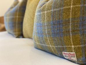 GarrabostKinnoull House near Stornoway Hot Tub/Pet Friendly的一张带枕头的沙发,上面贴着标签