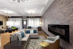 查尔斯顿DoubleTree by Hilton Charleston Mount Pleasant的带沙发和壁炉的客厅