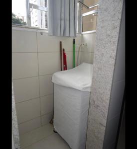 尤西德福拉Espaço exclusivo feminino的一间设有白色水槽和窗户的小浴室