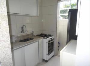 尤西德福拉Espaço exclusivo feminino的白色的厨房配有炉灶和水槽