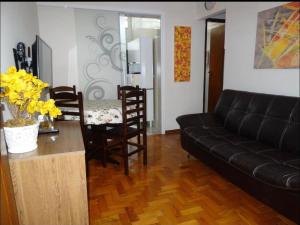 尤西德福拉Espaço exclusivo feminino的客厅配有沙发和桌子