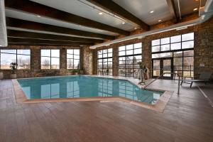 EagleHomewood Suites By Hilton Eagle Boise, Id的大型客房带窗户,设有游泳池