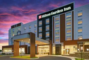 马纳萨斯Hilton Garden Inn Manassas的酒店花园旅馆外貌的 ⁇ 染