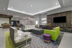 马纳萨斯Hilton Garden Inn Manassas的带沙发和平板电视的大堂。