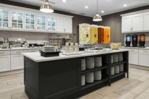 沃思堡Homewood Suites by Hilton DFW Airport South, TX的一个带盘子的大岛的厨房