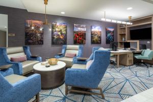 阿尔伯克基Homewood Suites By Hilton Albuquerque Downtown的办公室设有蓝色椅子和一张带电脑的桌子