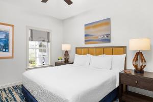 基韦斯特Hyatt Vacation Club at Beach House的卧室设有一张白色大床和两个窗户。