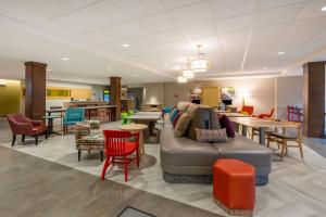波卡特洛Home2 Suites By Hilton Pocatello, Id的带沙发和桌椅的等候室