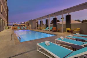 维克斯堡Home2 Suites By Hilton Vicksburg, Ms的酒店游泳池设有桌椅