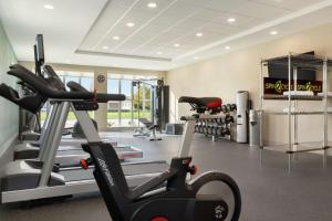 维克斯堡Home2 Suites By Hilton Vicksburg, Ms的健身房设有心肺功能训练器材和跑步机
