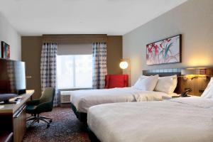 贝莱尔Hilton Garden Inn Bel Air, Md的酒店客房设有两张床和电视。