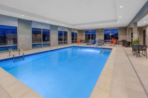 布卢姆菲尔德山Hampton Inn & Suites Bloomfield Hills Detroit的酒店大堂的大型蓝色泳池