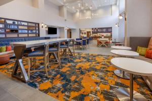 布卢姆菲尔德山Hampton Inn & Suites Bloomfield Hills Detroit的用餐室配有桌椅和地毯。