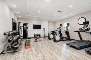 约翰逊城Home2 Suites By Hilton Johnson City, Tn的一间健身房,里面设有数台跑步机和健身器材