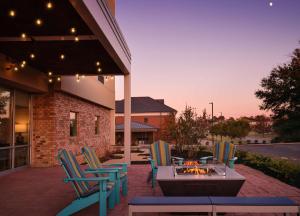 图珀洛Home2 Suites By Hilton Tupelo的庭院里设有一组椅子和一个火坑