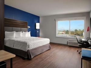 图珀洛Tru By Hilton Tupelo, Ms的酒店客房设有床和窗户。
