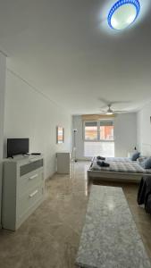 甘迪亚Preciosa a 2 min Renfe的一间卧室配有一张床和一台电视。