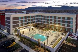 拉斯维加斯Home2 Suites By Hilton Las Vegas Northwest的享有酒店空中美景,设有游泳池
