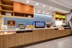 拉斯维加斯Home2 Suites By Hilton Las Vegas Northwest的厨房配有木制橱柜和台面
