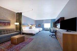 拉斯维加斯Home2 Suites By Hilton Las Vegas Northwest的配有一张床和一台平面电视的酒店客房