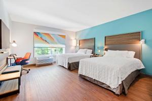教堂山Tru By Hilton Chapel Hill的酒店客房设有两张床和窗户。