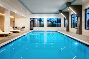 亚特兰大Embassy Suites By Hilton Atlanta Airport North的一座蓝色的游泳池