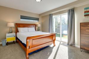 安克雷奇Accommodating Anchorage Abode Less Than 1 Mi to Jewel Lake的一间卧室设有一张床和一个大窗户