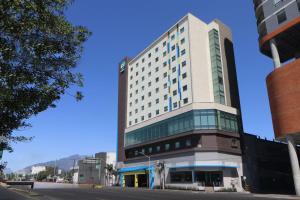 蒙特雷Tru By Hilton Monterrey Fundidora的街道拐角处的高楼
