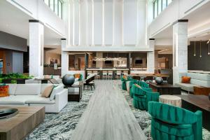 阿尔法利塔Embassy Suites By Hilton Alpharetta Halcyon的带沙发和椅子的大堂以及酒吧