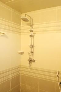 Sa‘ab Banī KhamīsAl khitaym guest house的浴室内配有淋浴和头顶淋浴