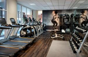 贝塞斯达Embassy Suites by Hilton Bethesda Washington DC的健身房,配有各种跑步机和机器