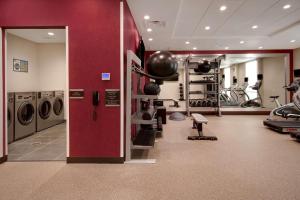 伯利森Home2 Suites By Hilton Burleson的健身房设有健身器材