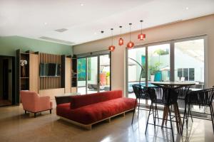 韦拉克鲁斯Hampton by Hilton Veracruz Boca Del Rio的客厅配有红色的沙发和桌子