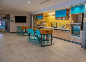 LogansportHome2 Suites By Hilton Logansport的一间带桌椅和柜台的餐厅