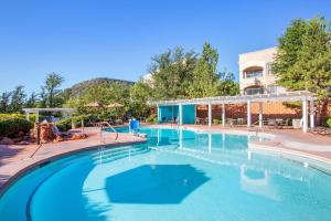 塞多纳Hilton Vacation Club Ridge on Sedona的蓝色海水度假村的游泳池