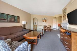 塞多纳Hilton Vacation Club Ridge on Sedona的客厅配有沙发和桌子