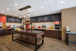 南菲尔德Hampton Inn by Hilton Detroit Southfield的中间设有餐桌的快餐店