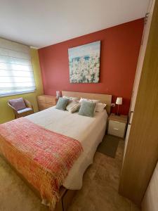 库尼特Cunit Beach的一间卧室设有一张带红色墙壁的大床