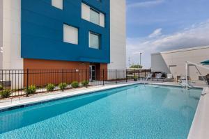 AlbertvilleHampton Inn Albertville, Al的大楼前的游泳池