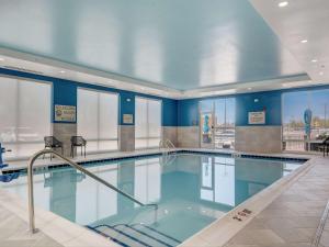 威廉斯敦Hampton Inn & Suites Williamstown Ark Encounter, Ky的一座拥有蓝色墙壁和蓝色天花板的大型游泳池