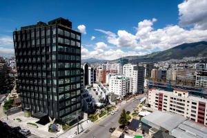 基多Hampton By Hilton Quito La Carolina Park的享有高楼城市美景