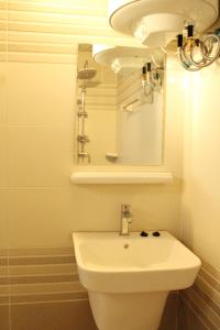 Sa‘ab Banī KhamīsAl khitaym guest house的浴室配有白色卫生间和盥洗盆。